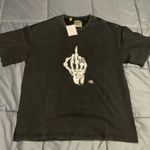 Gallery Dept Skull Bones Middle Finger ‘Fashion Victim’ Black Large Men’s - Picture 1 of 1